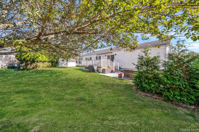 1407 Middle Road 258, Calverton, NY 11933