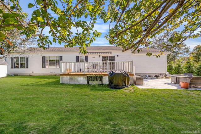 1407 Middle Road 258, Calverton, NY 11933