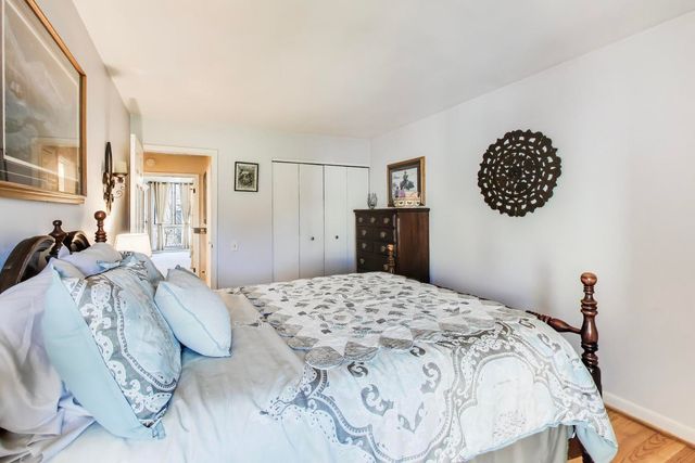 1 Maple Tree Court, Elmhurst, IL 60126