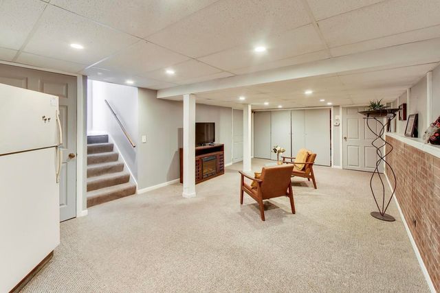 1 Maple Tree Court, Elmhurst, IL 60126