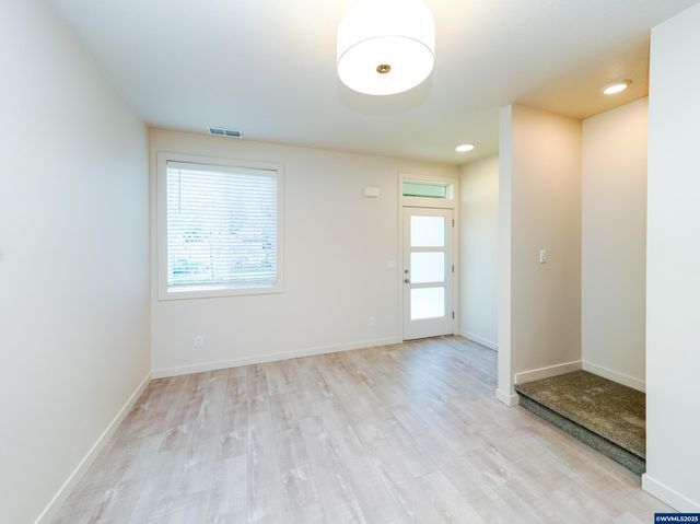 3857-3861 Village Center Dr SE, Salem, OR 97302