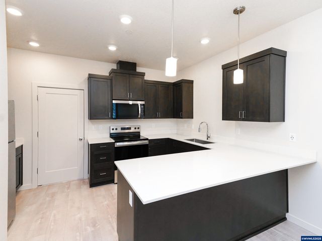 3857-3861 Village Center Dr SE, Salem, OR 97302