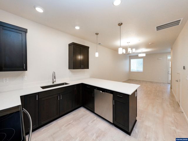 3857-3861 Village Center Dr SE, Salem, OR 97302