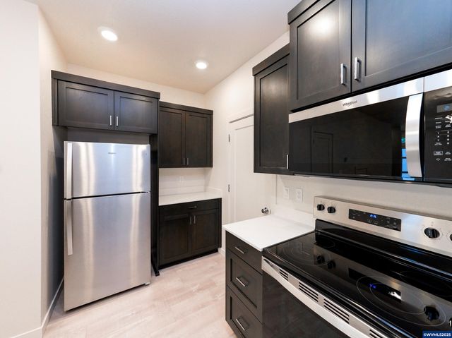 3857-3861 Village Center Dr SE, Salem, OR 97302