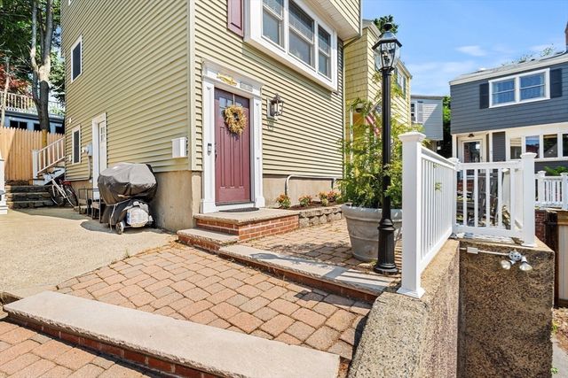 6 Colonial Court, Marblehead, MA 01945