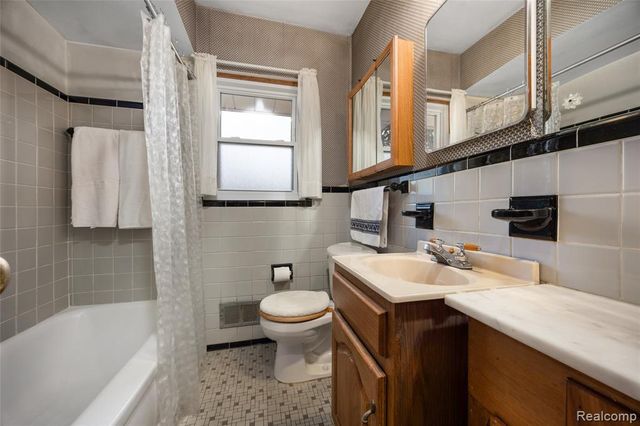 20432 Meridian Road, Grosse Ile, MI 48138