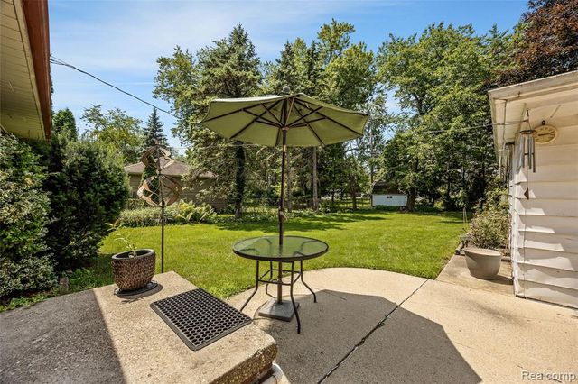 20432 Meridian Road, Grosse Ile, MI 48138