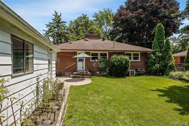 20432 Meridian Road, Grosse Ile, MI 48138