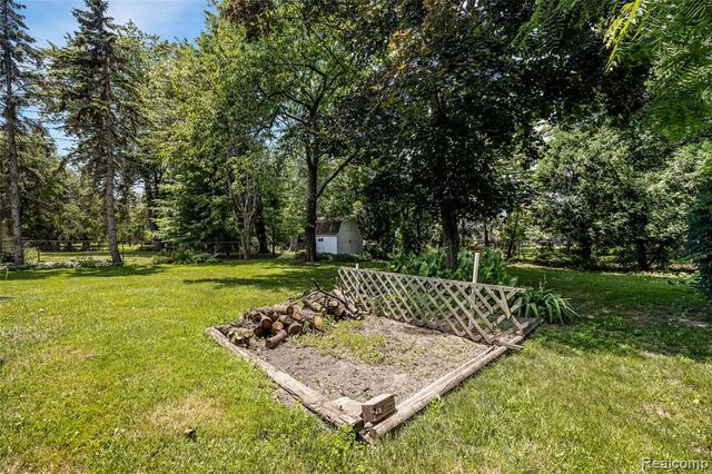 20432 Meridian Road, Grosse Ile, MI 48138
