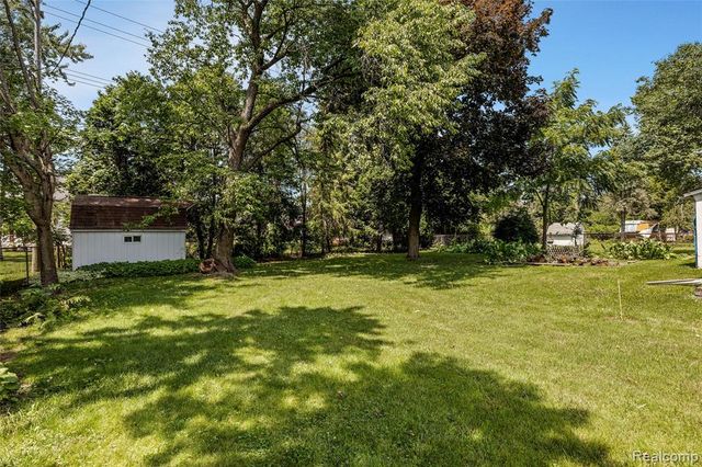 20432 Meridian Road, Grosse Ile, MI 48138