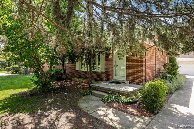 20432 Meridian Road, Grosse Ile, MI 48138