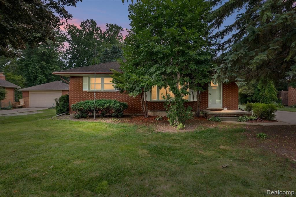 20432 Meridian Road, Grosse Ile, MI 48138