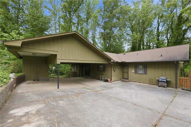 1021 Benjamin Parkway, Greensboro, NC 27408
