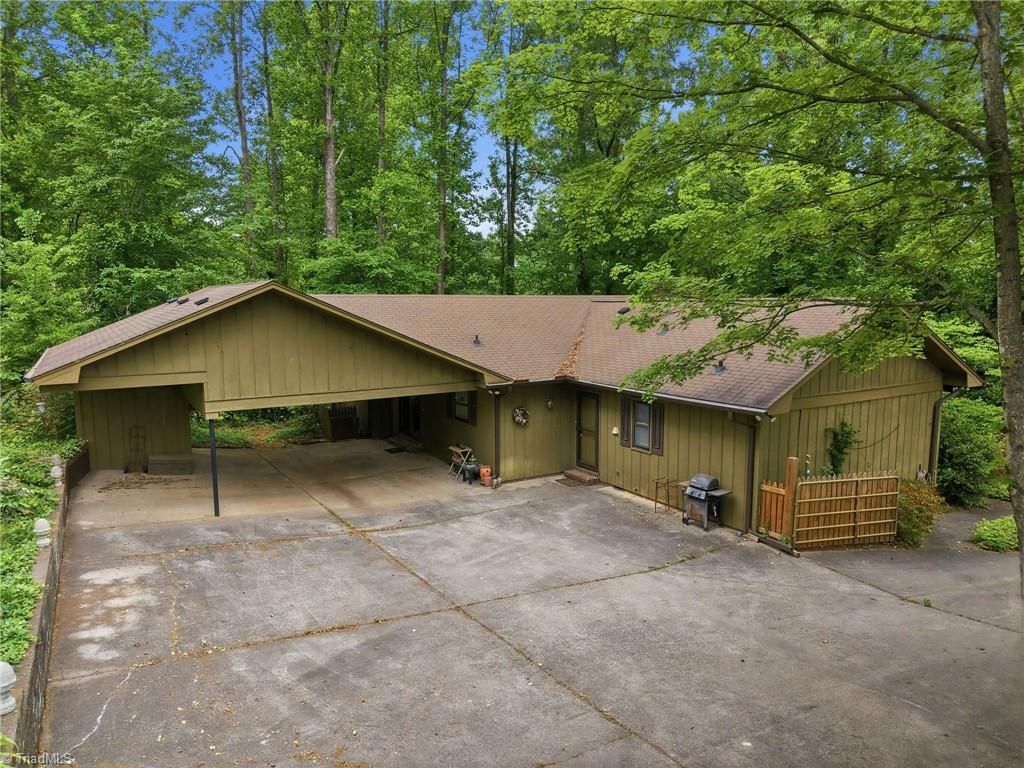 1021 Benjamin Parkway, Greensboro, NC 27408