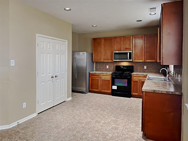 1927 Makenna Lane, Houston, TX 77049