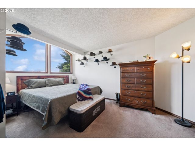 22470 Se NAOMI Dr, Damascus, OR 97089