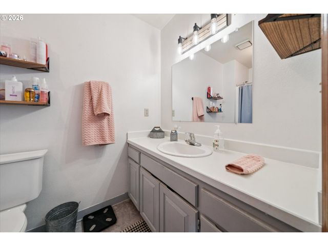 22470 Se NAOMI Dr, Damascus, OR 97089