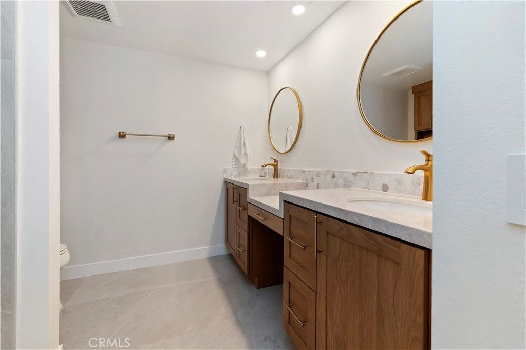 Image 16 of property listing at 169 S Stonebrook #16, Orange, CA 92869