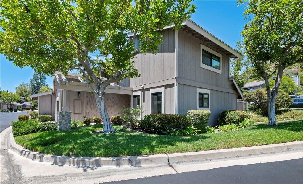 Image 2 of property listing at 169 S Stonebrook #16, Orange, CA 92869
