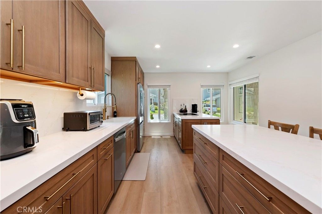 Image 5 of property listing at 169 S Stonebrook #16, Orange, CA 92869