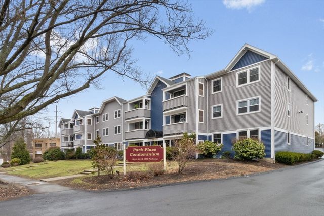 1210 Vfw Pkwy 12, Boston, MA 02132