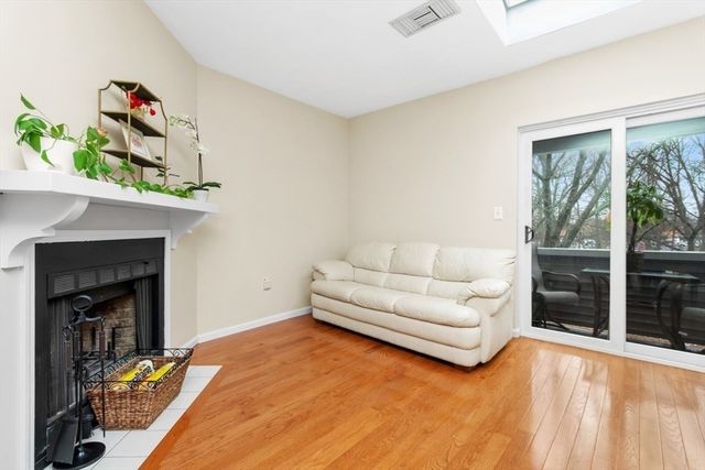 1210 Vfw Pkwy 12, Boston, MA 02132