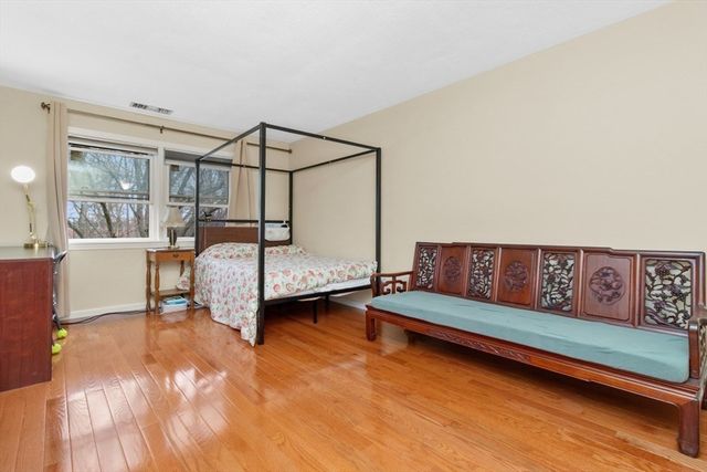 1210 Vfw Pkwy 12, Boston, MA 02132