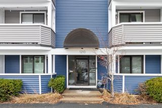 1210 Vfw Pkwy 12, Boston, MA 02132