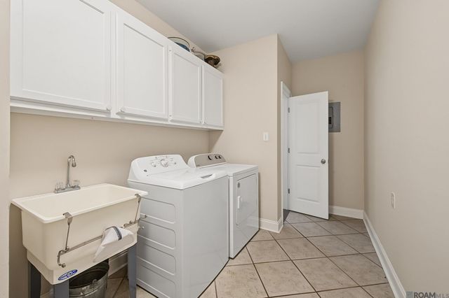 8812 Wildwood Dr, Denham Springs, LA 70706