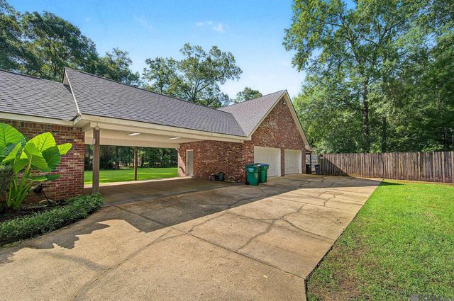 8812 Wildwood Dr, Denham Springs, LA 70706