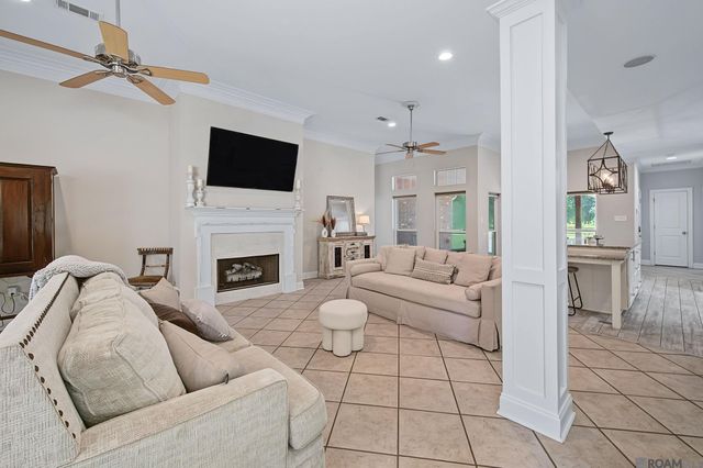 8812 Wildwood Dr, Denham Springs, LA 70706