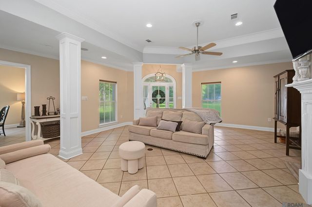 8812 Wildwood Dr, Denham Springs, LA 70706