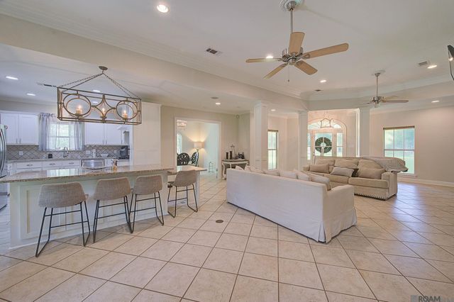 8812 Wildwood Dr, Denham Springs, LA 70706