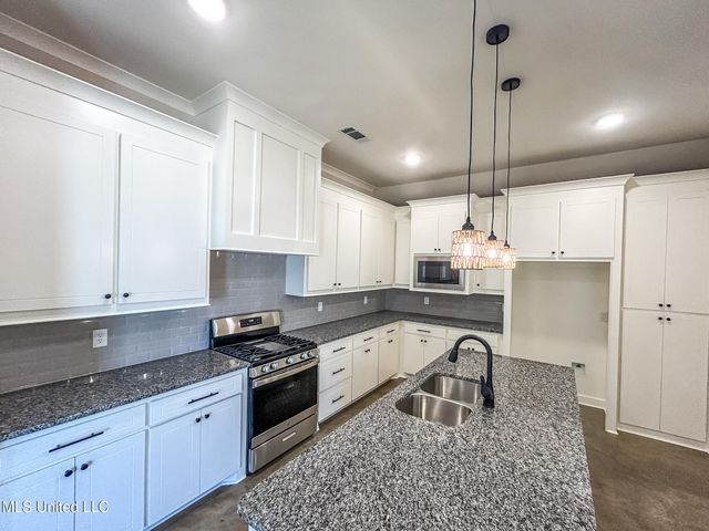 949 Riverside Lane, Pearl, MS 39208