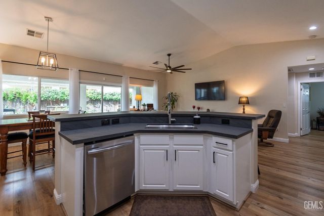 11512 Indian Hawthorne Street, Bakersfield, CA 93311