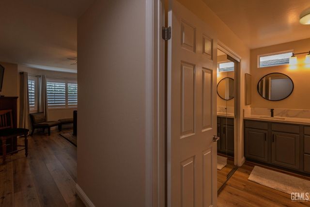 11512 Indian Hawthorne Street, Bakersfield, CA 93311