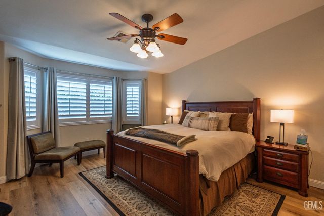 11512 Indian Hawthorne Street, Bakersfield, CA 93311