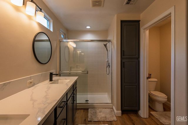 11512 Indian Hawthorne Street, Bakersfield, CA 93311