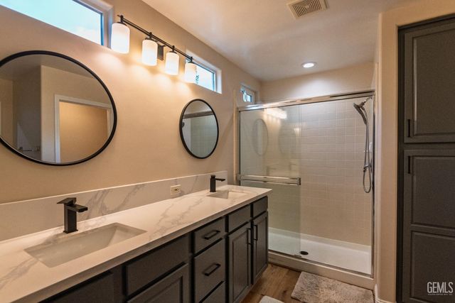 11512 Indian Hawthorne Street, Bakersfield, CA 93311