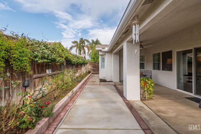 11512 Indian Hawthorne Street, Bakersfield, CA 93311