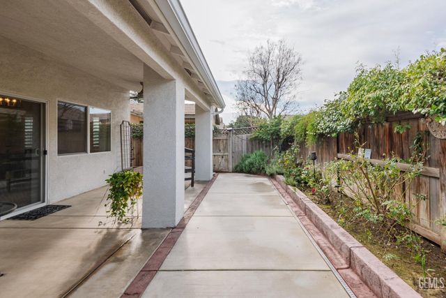 11512 Indian Hawthorne Street, Bakersfield, CA 93311