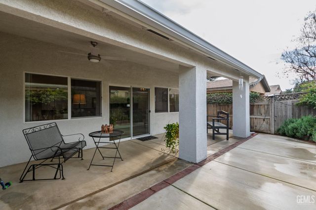 11512 Indian Hawthorne Street, Bakersfield, CA 93311