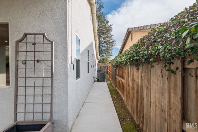 11512 Indian Hawthorne Street, Bakersfield, CA 93311