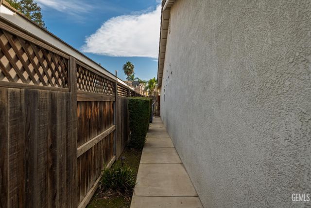 11512 Indian Hawthorne Street, Bakersfield, CA 93311