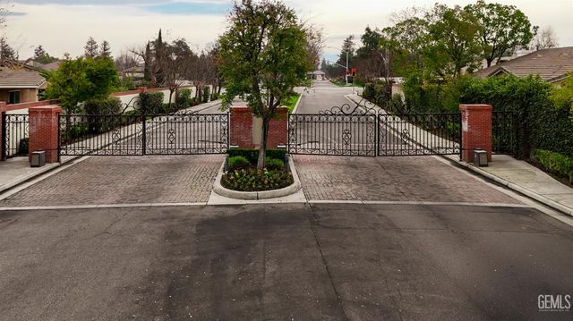 11512 Indian Hawthorne Street, Bakersfield, CA 93311