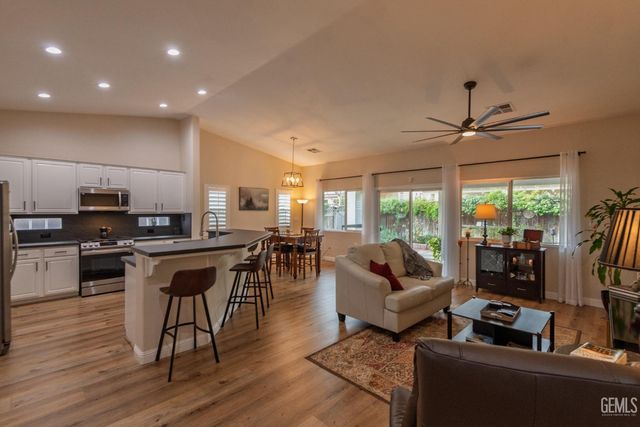 11512 Indian Hawthorne Street, Bakersfield, CA 93311