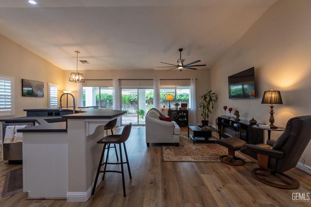 11512 Indian Hawthorne Street, Bakersfield, CA 93311