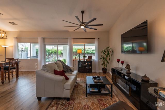 11512 Indian Hawthorne Street, Bakersfield, CA 93311