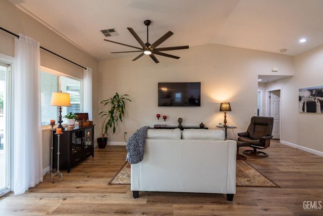 11512 Indian Hawthorne Street, Bakersfield, CA 93311