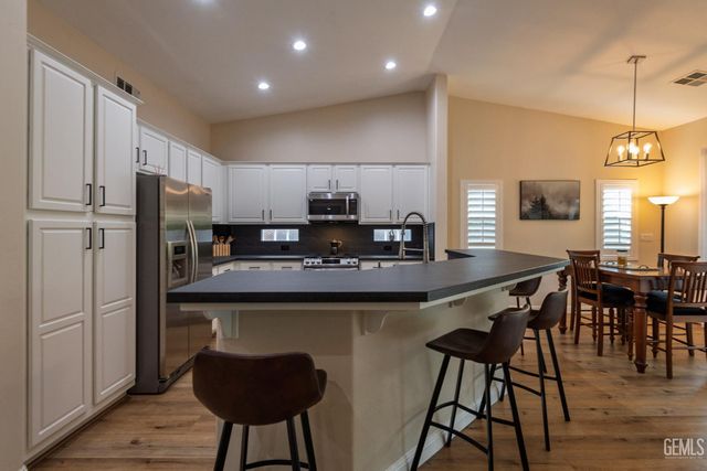 11512 Indian Hawthorne Street, Bakersfield, CA 93311